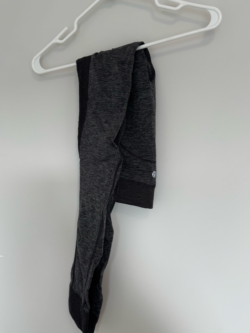 Lululemon Swiftly Wool Tight *29"
Black / White
